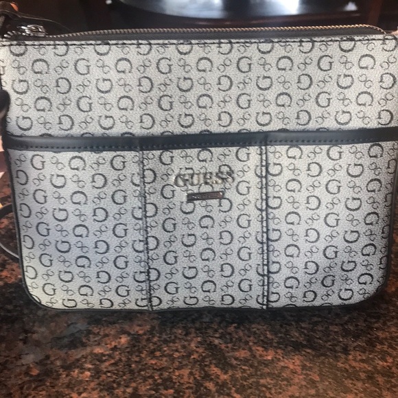 LIKE NEW Guess Crossbody Bag - Picture 1 of 3